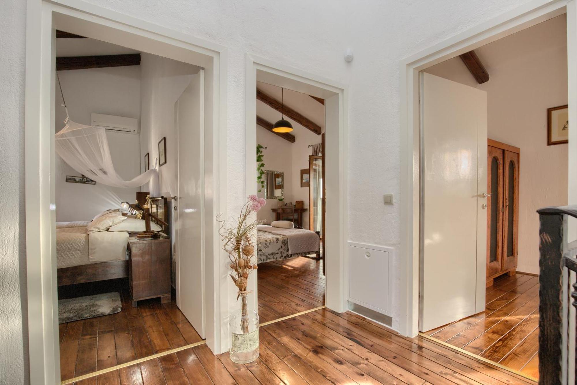 Villa San Andrea - Ideal For Families, 8 Adults, 2 Children Up To 5 Years, 1 Children Up To 1 Years *